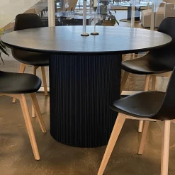 Carisma rundt lamel spisebord - sort med søjleben - Ø120 cm
