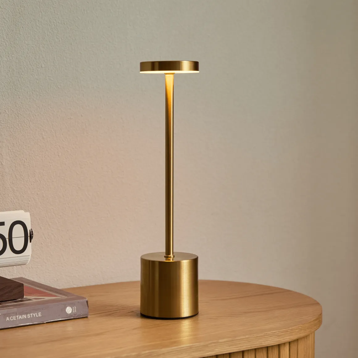 Elvis LED bordlampe guld