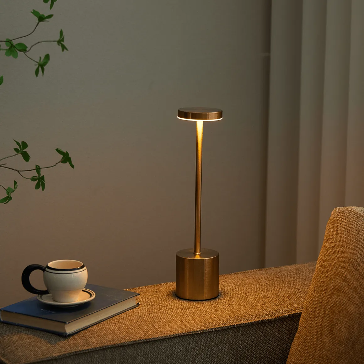 Elvis LED bordlampe guld