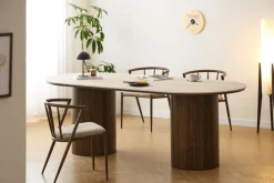 Enzo ovalt spisebord med stenbordplade i beige og lamelfod i røget eg 220x100x76 cm