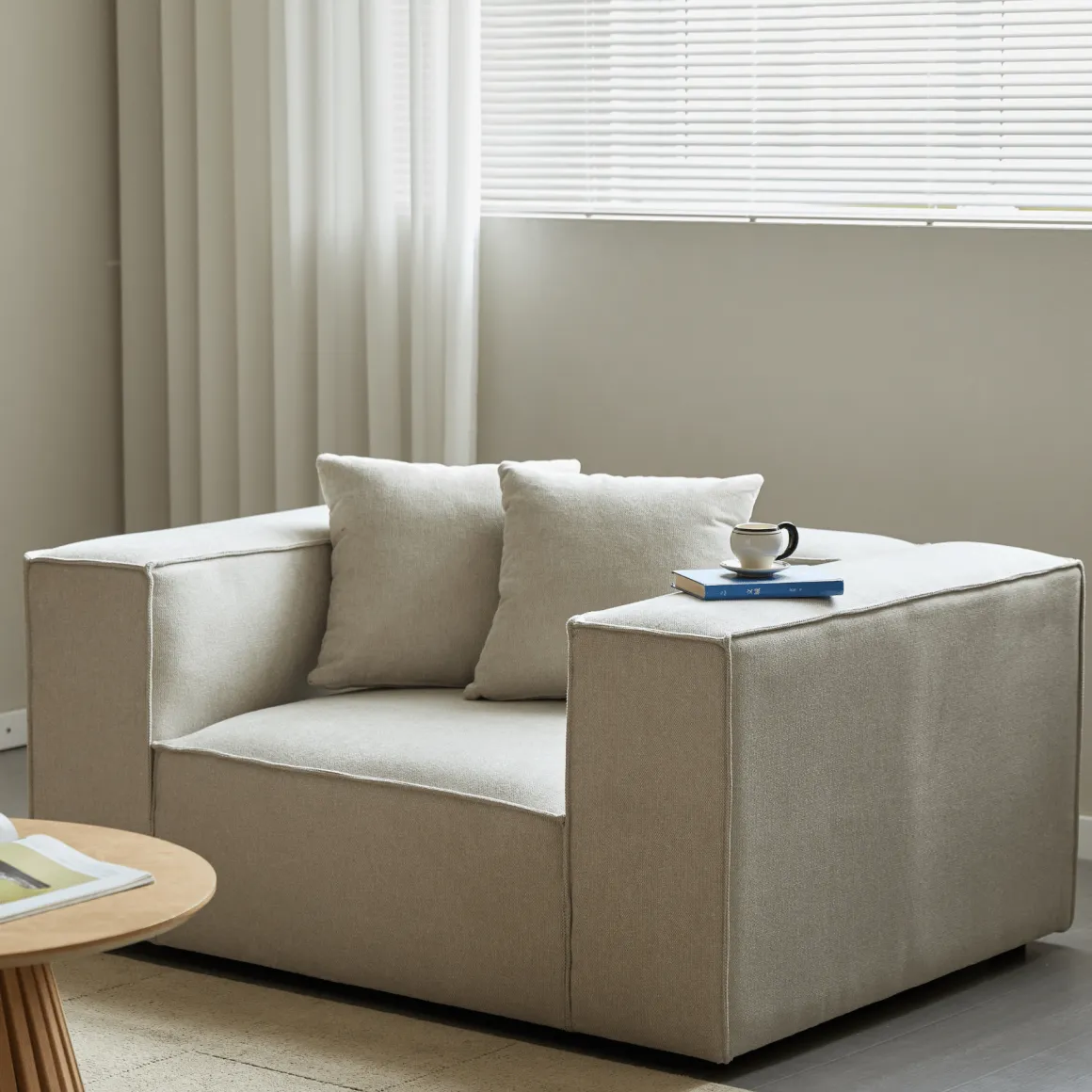 Hailey lænestol i beige L: 136 X D: 100 X H: 64 Cm