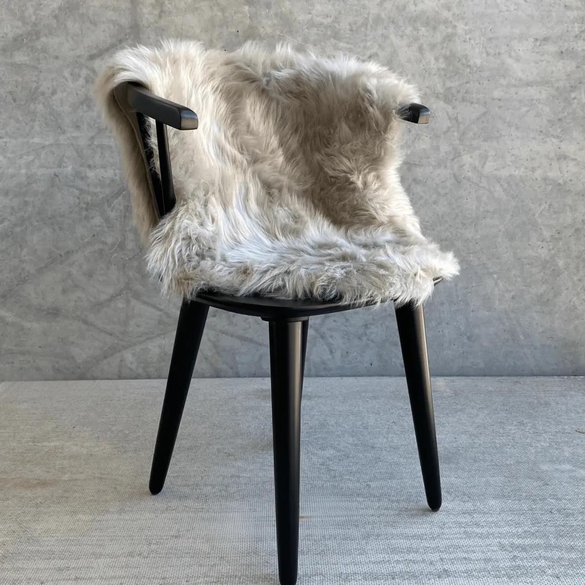 Imiteret langhåret lammeskind i Grå - 65x95 cm