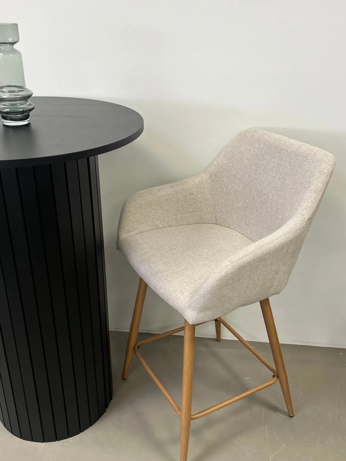 Jenna barstol - beige tekstil med armlæn 65 cm