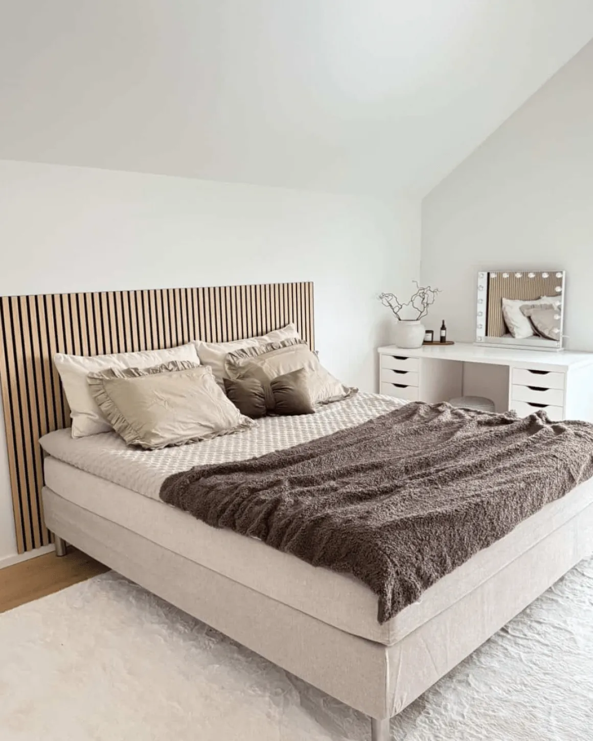 Kontinentalseng i beige 180x200 cm med 4 cm topmadras i PU-skum inkl. chrome ben