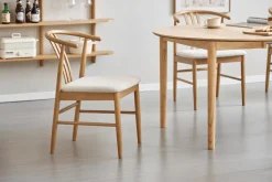 Lizzie spisebordsstol i bøg med polstret sæde i beige