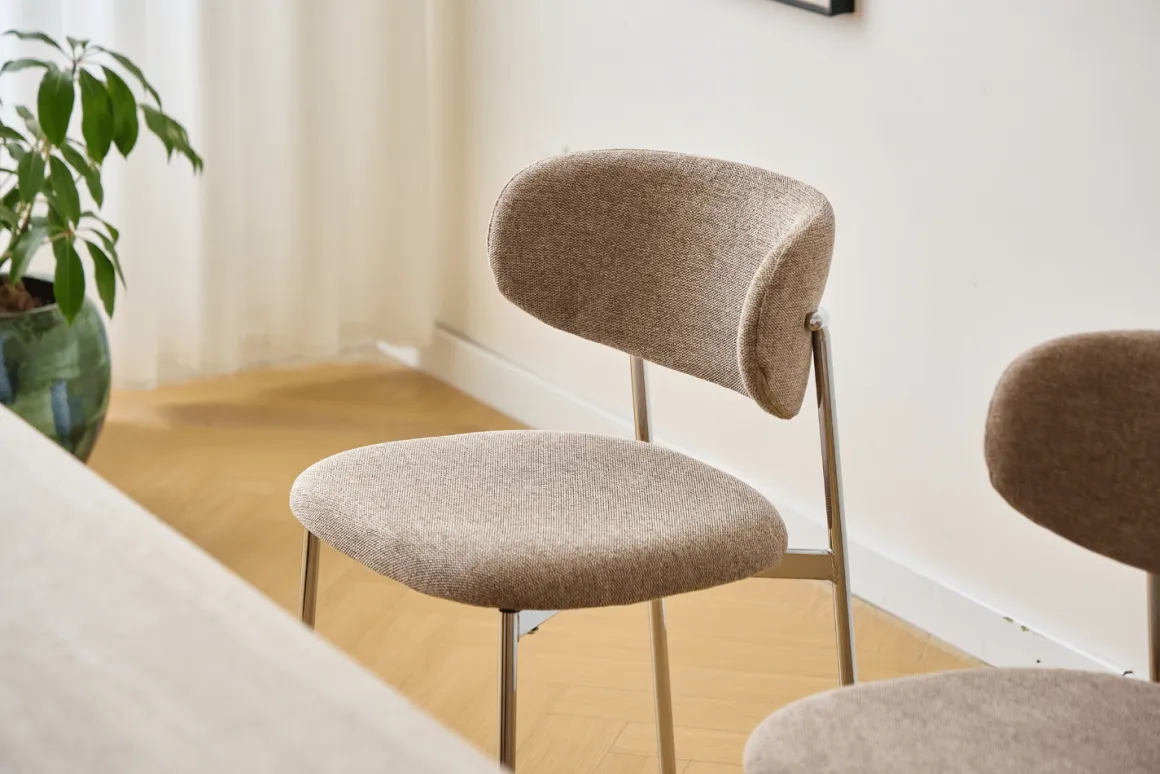 Lucinda spisebodsstol i chrome med sand tekstil