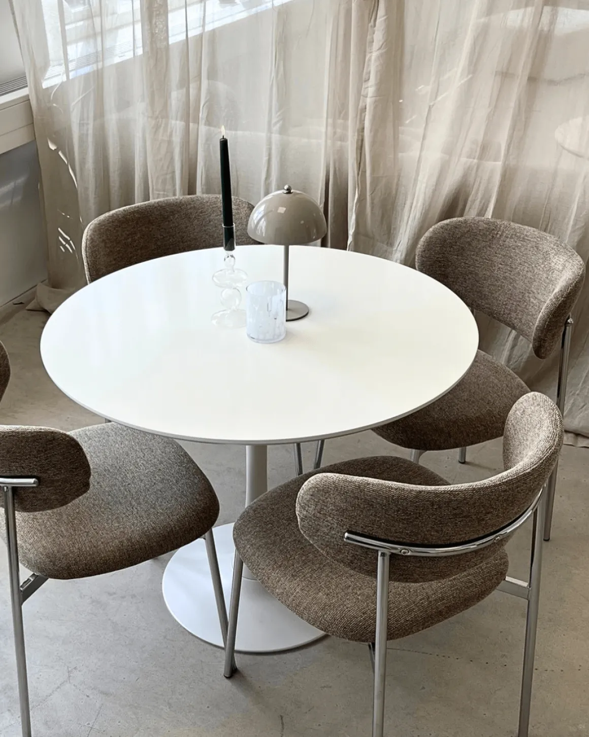 Lucinda spisebodsstol i chrome med sand tekstil