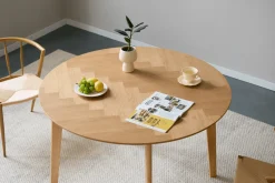 Miles - Rundt spisebord Ø120 cm i olieret egefiner med sildebensmønster